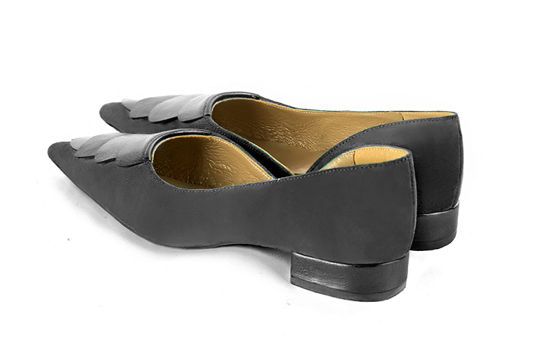 Escarpins cambrure ouverte gris acier et vieil argent. Bout pointu. Talon évasé plat - Vue arrière