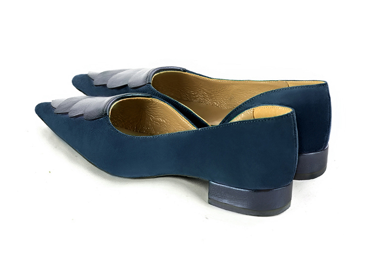 Escarpins cambrure ouverte bleu marine et bleu denim. Bout pointu. Talon évasé plat - Vue arrière