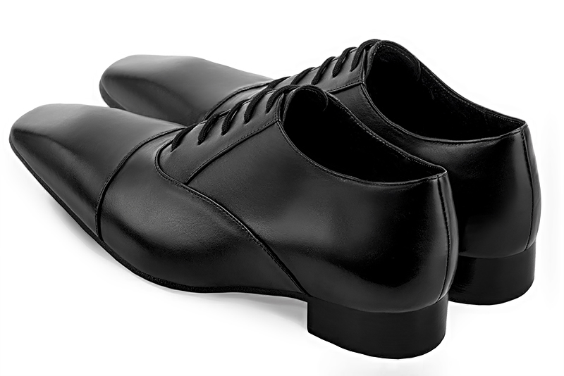 Chaussures homme à lacets type derbies ou richelieux :  couleur noir satiné.. Bout carré. Semelle cuir talon plat. Vue arrière - Florence KOOIJMAN