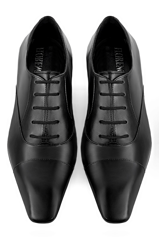 Chaussures homme à lacets type derbies ou richelieux :  couleur noir satiné.. Bout carré. Semelle cuir talon plat. Vue du dessus - Florence KOOIJMAN