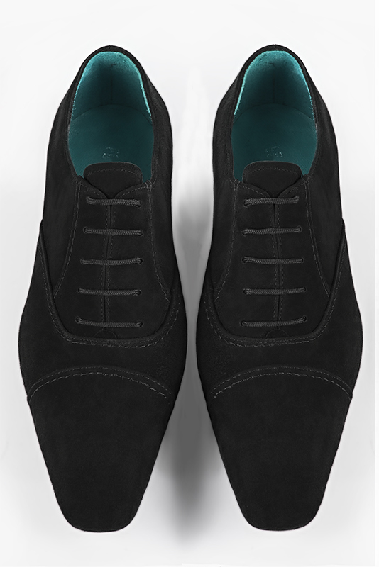 Chaussures homme à lacets type derbies ou richelieux :  couleur noir mat.. Bout carré. Semelle cuir talon plat. Vue du dessus - Florence KOOIJMAN