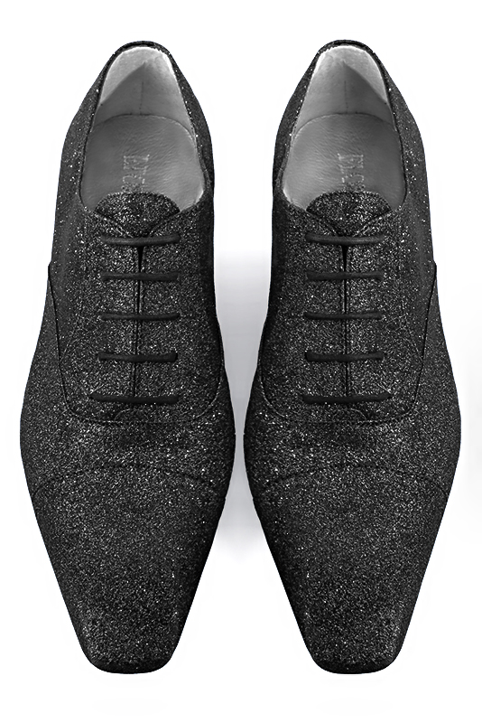 Chaussures homme à lacets type derbies ou richelieux :  couleur noir brillant.. Bout carré. Semelle cuir talon plat. Vue du dessus - Florence KOOIJMAN