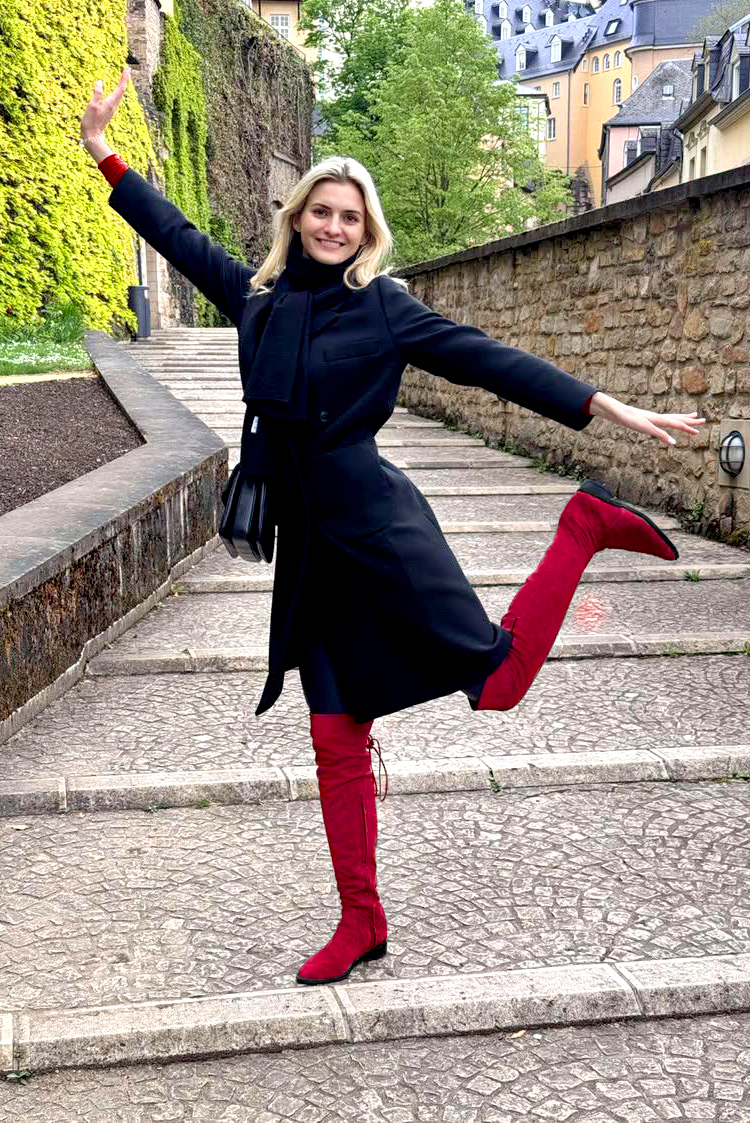 Cuissarde femme : Cuissardes femme en cuir sur mesures couleur rouge carmin. Bout rond. Semelle cuir talon plat. Vue porté - Florence KOOIJMAN