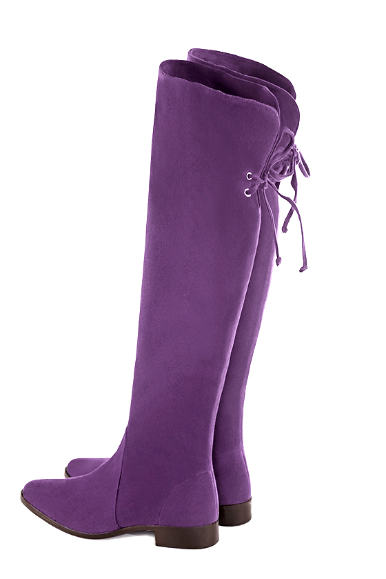 Cuissarde femme : Cuissardes femme en cuir sur mesures couleur violet améthyste. Bout rond. Semelle cuir talon plat. Vue arrière - Florence KOOIJMAN