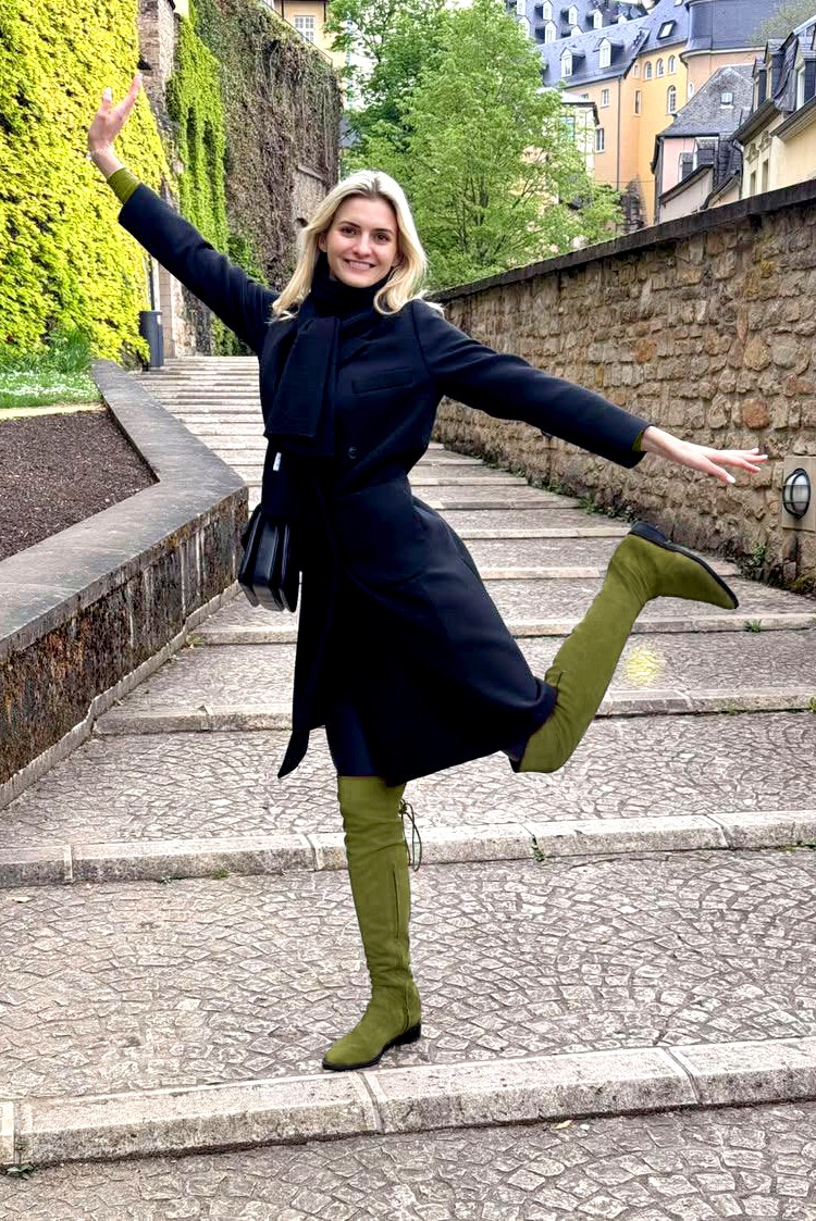 Cuissarde femme : Cuissardes femme en cuir sur mesures couleur vert pistache. Bout rond. Semelle cuir talon plat. Vue porté - Florence KOOIJMAN