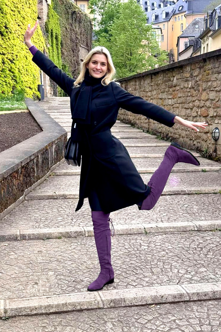 Cuissarde femme : Cuissardes femme en cuir sur mesures couleur violet améthyste. Bout rond. Semelle cuir talon plat. Vue porté - Florence KOOIJMAN