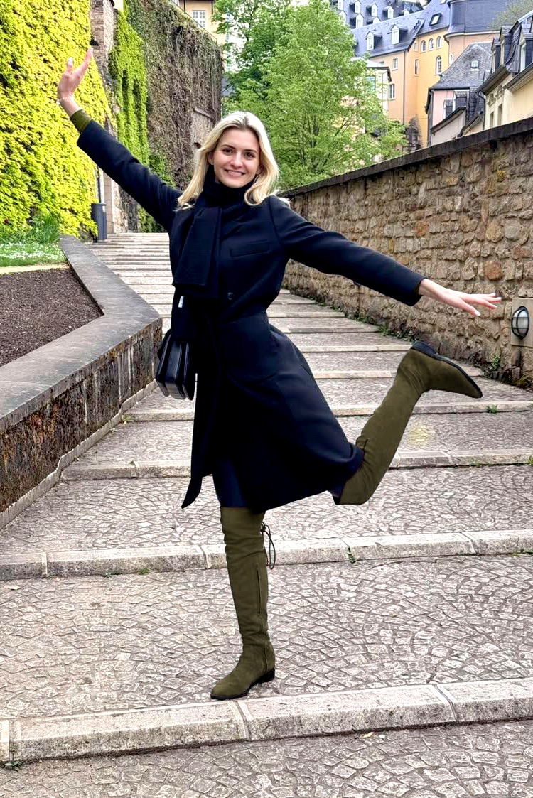 Cuissarde femme : Cuissardes femme en cuir sur mesures couleur vert kaki. Bout rond. Semelle cuir talon plat. Vue porté - Florence KOOIJMAN