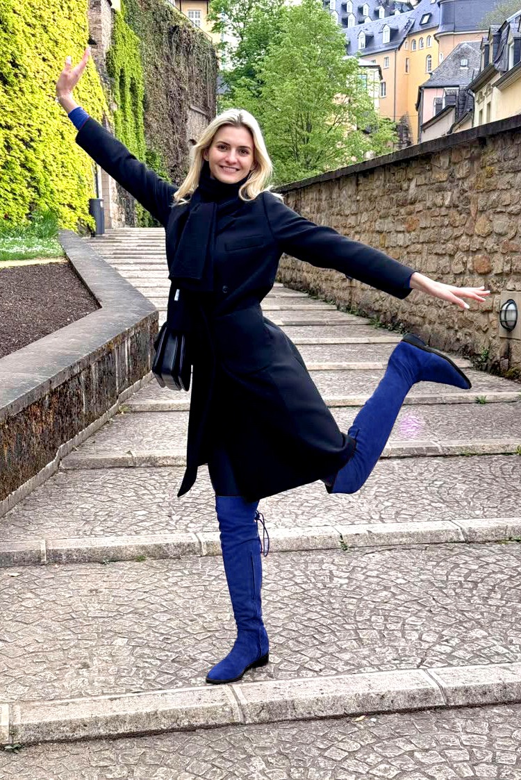 Cuissarde femme : Cuissardes femme en cuir sur mesures couleur bleu électrique. Bout rond. Semelle cuir talon plat. Vue porté - Florence KOOIJMAN