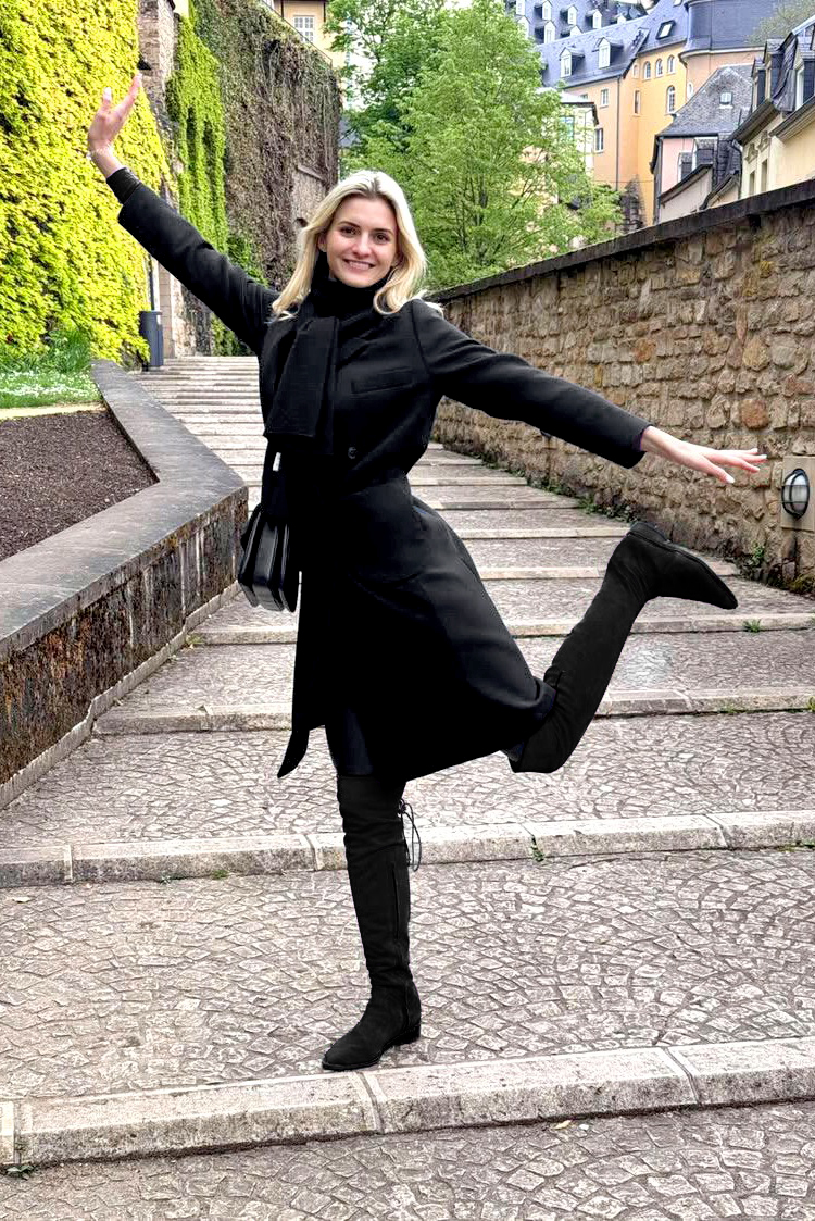 Cuissarde femme : Cuissardes femme en cuir sur mesures couleur noir mat. Bout rond. Semelle cuir talon plat. Vue porté - Florence KOOIJMAN