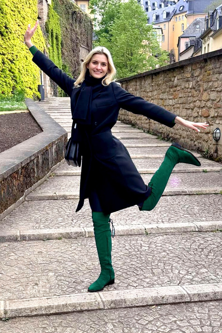 Cuissarde femme : Cuissardes femme en cuir sur mesures couleur vert émeraude. Bout rond. Semelle cuir talon plat. Vue porté - Florence KOOIJMAN
