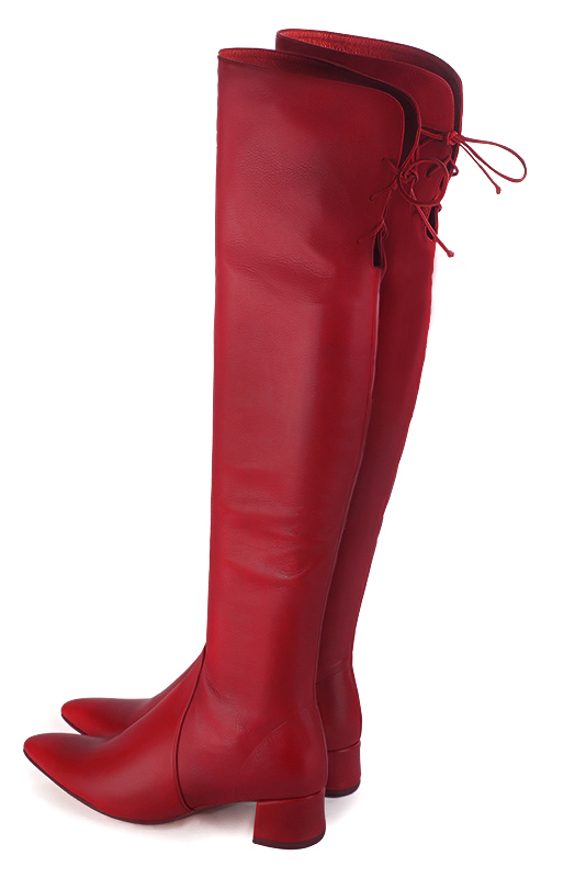 Cuissardes femme en cuir, élégantes et raffinées, réalisées sur mesures, coloris rouge carmin. Bout effilé. Mi-haut. Talon évasé. Mollets fins ou larges. Personnalisation : Choix des cuirs, des couleurs et des talons. - Florence KOOIJMAN