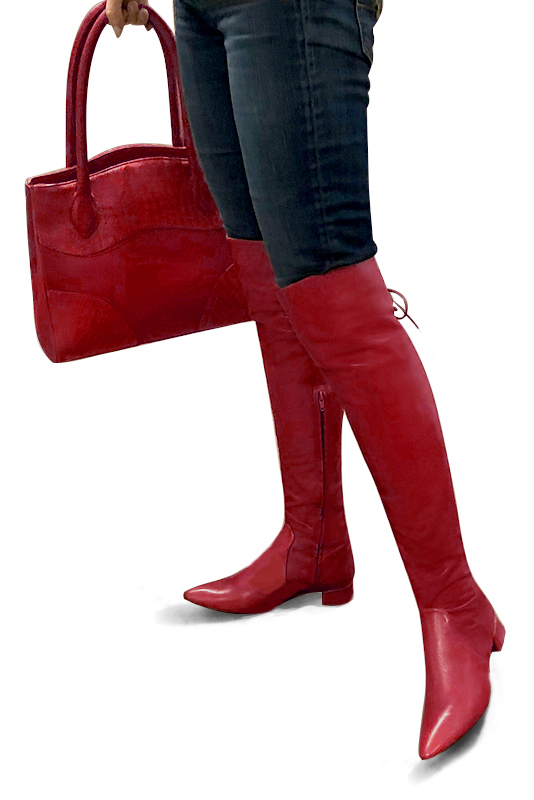 Cuissardes femme en cuir, élégantes et raffinées, réalisées sur mesures, coloris rouge carmin. Bout effilé. Mi-haut. Talon évasé. Mollets fins ou larges. Personnalisation : Choix des cuirs, des couleurs et des talons. - Florence KOOIJMAN