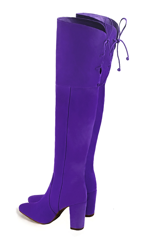 Cuissardes sur mesure pour femme en cuir violet avec bout rond et talon bottier de 8.5 cm - Vue arrière