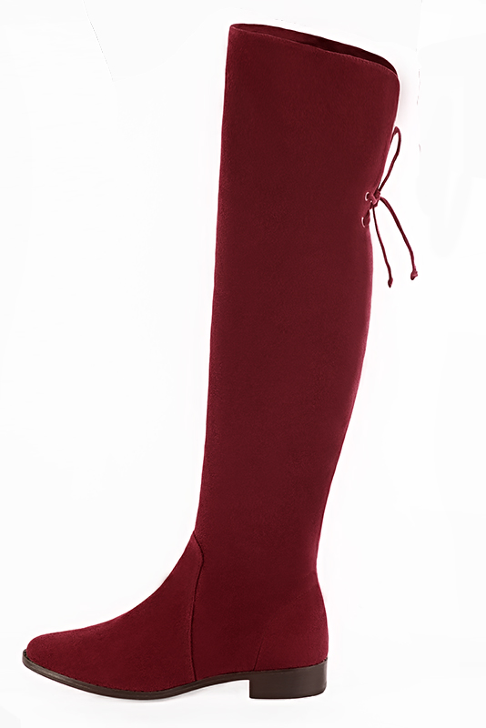 Cuissardes femme en cuir, élégantes et raffinées, réalisées sur mesures, coloris rouge carmin. Bout rond. Semelle cuir talon plat. Mollets fins ou larges. Personnalisation : Choix des cuirs, des couleurs et des talons. - Florence KOOIJMAN