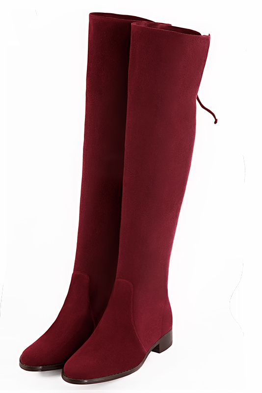 Cuissardes femme en cuir, élégantes et raffinées, réalisées sur mesures, coloris rouge carmin. Bout rond. Semelle cuir talon plat. Mollets fins ou larges. Personnalisation : Choix des cuirs, des couleurs et des talons. - Florence KOOIJMAN
