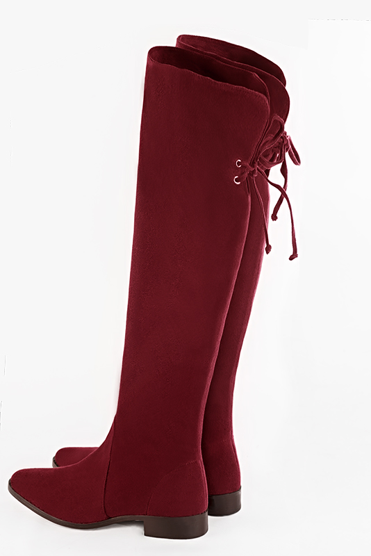 Cuissardes femme en cuir, élégantes et raffinées, réalisées sur mesures, coloris rouge carmin. Bout rond. Semelle cuir talon plat. Mollets fins ou larges. Personnalisation : Choix des cuirs, des couleurs et des talons. - Florence KOOIJMAN