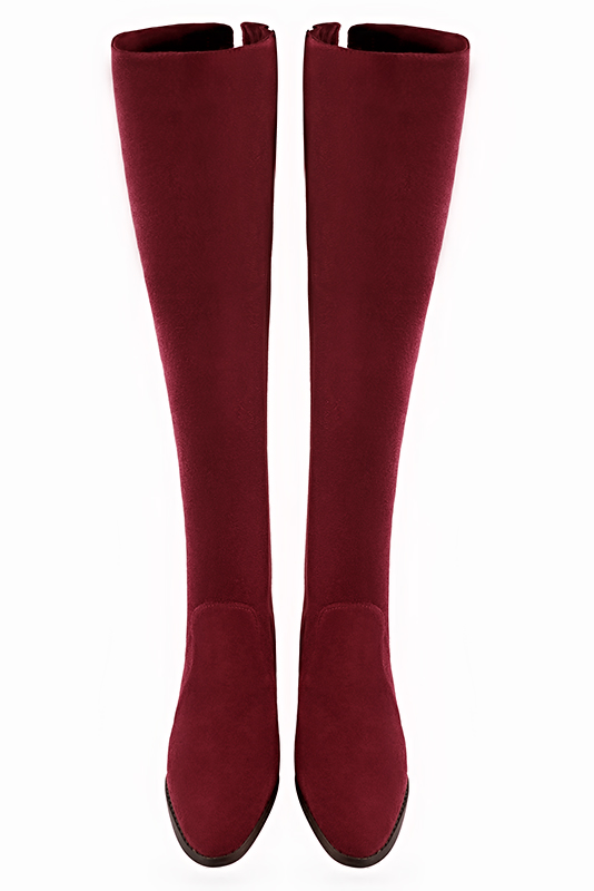 Cuissardes femme en cuir, élégantes et raffinées, réalisées sur mesures, coloris rouge carmin. Bout rond. Semelle cuir talon plat. Mollets fins ou larges. Personnalisation : Choix des cuirs, des couleurs et des talons. - Florence KOOIJMAN