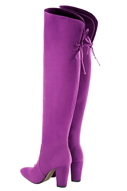 Cuissarde femme : Cuissardes femme en cuir sur mesures couleur violet mauve. Bout rond. Talon haut bottier. Vue arrière - Florence KOOIJMAN