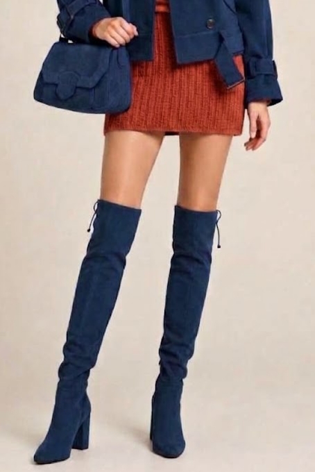 Cuissardes sur mesure pour femme en cuir bleu marine avec bout rond et talon bottier de 8.5 cm - Vue porté