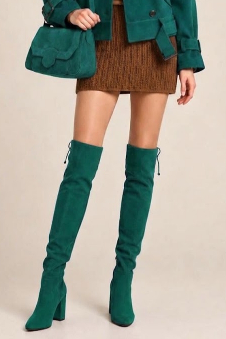 Cuissardes sur mesure pour femme en cuir vert émeraude avec bout rond et talon bottier de 8.5 cm - Vue porté