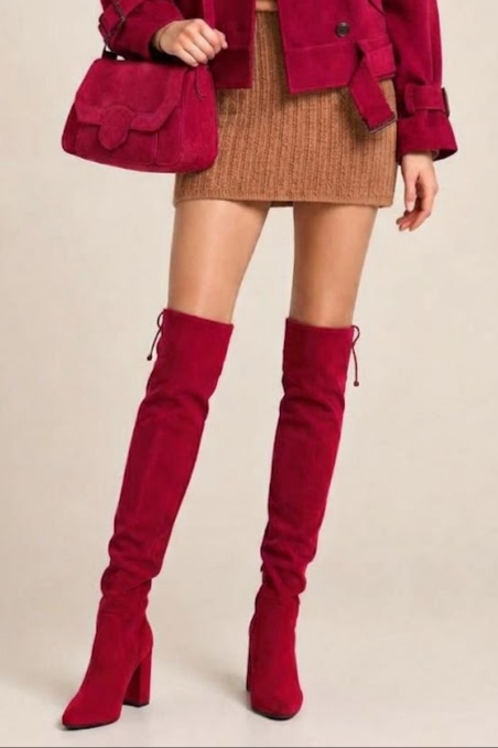 Cuissardes sur mesure pour femme en cuir rouge cerise avec bout rond et talon bottier de 8.5 cm - Vue porté