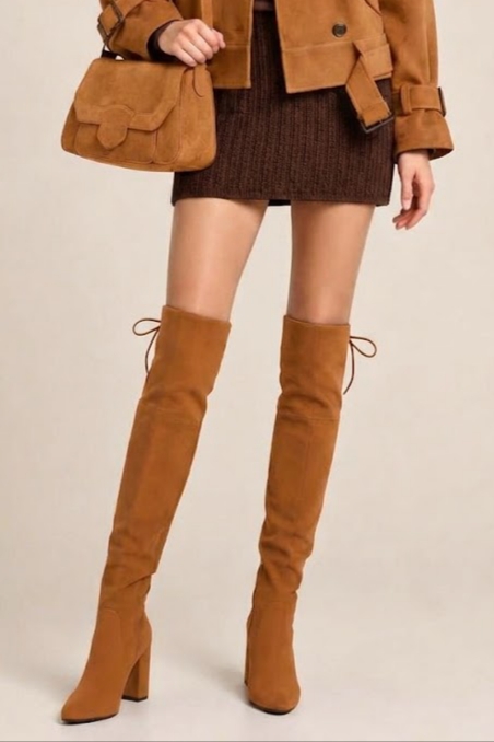 Cuissardes sur mesure pour femme en cuir camel avec bout rond et talon bottier de 8.5 cm - Vue porté