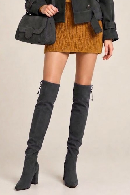 Cuissardes sur mesure pour femme en cuir gris foncé avec bout rond et talon bottier de 8.5 cm - Vue porté