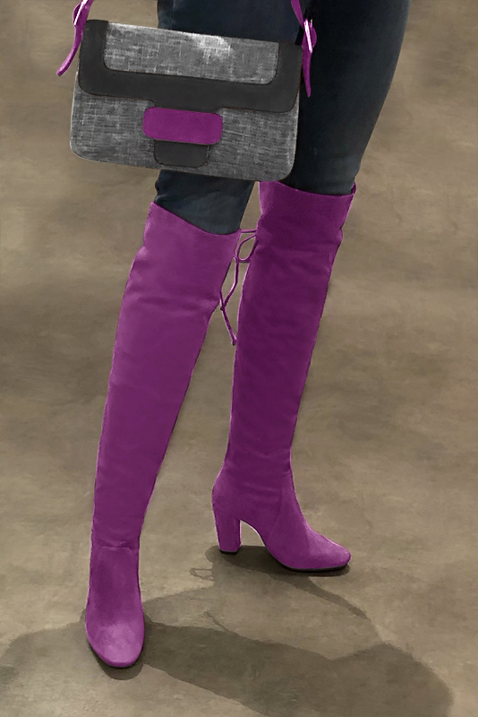 Cuissarde femme : Cuissardes femme en cuir sur mesures couleur violet mauve. Bout rond. Talon haut bottier. Vue porté - Florence KOOIJMAN