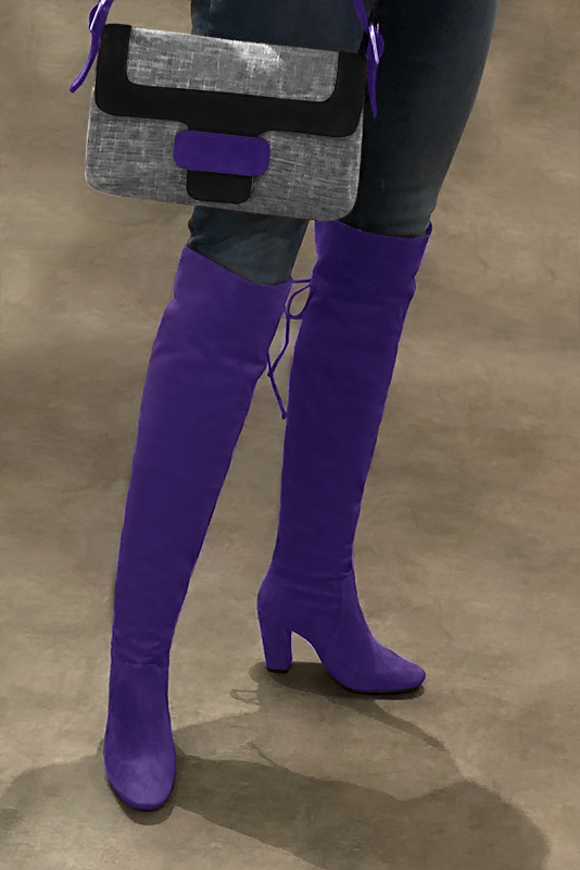 Cuissarde femme : Cuissardes femme en cuir sur mesures couleur violet outremer. Bout rond. Talon haut bottier. Vue porté - Florence KOOIJMAN