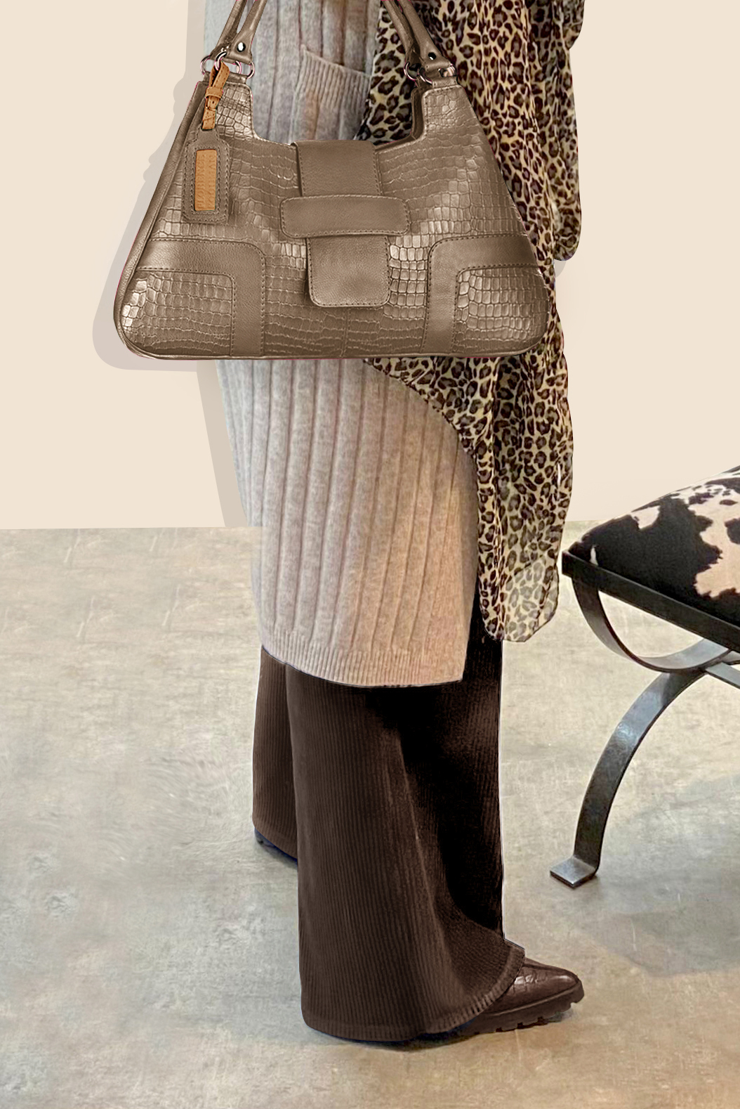 Grand sac porté à l'épaule habillé femme en cuir beige mastic - Vue porté