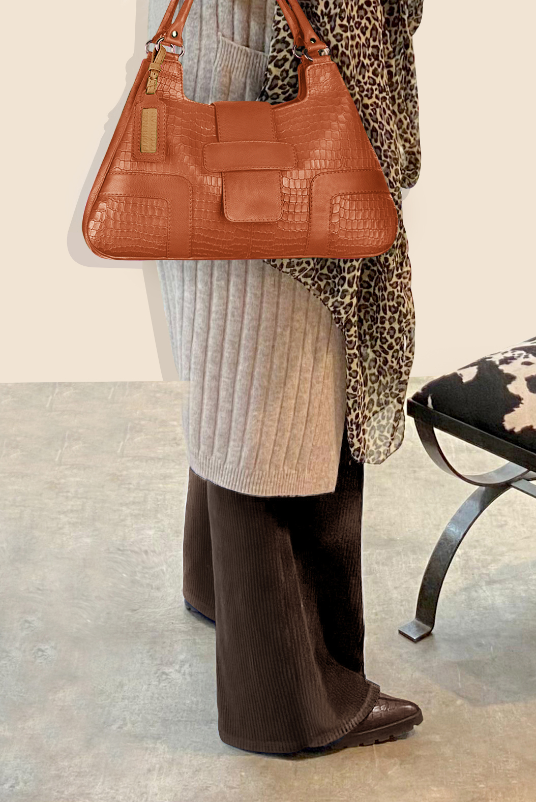 Grand sac porté à l'épaule habillé femme en cuir orange corail - Vue porté
