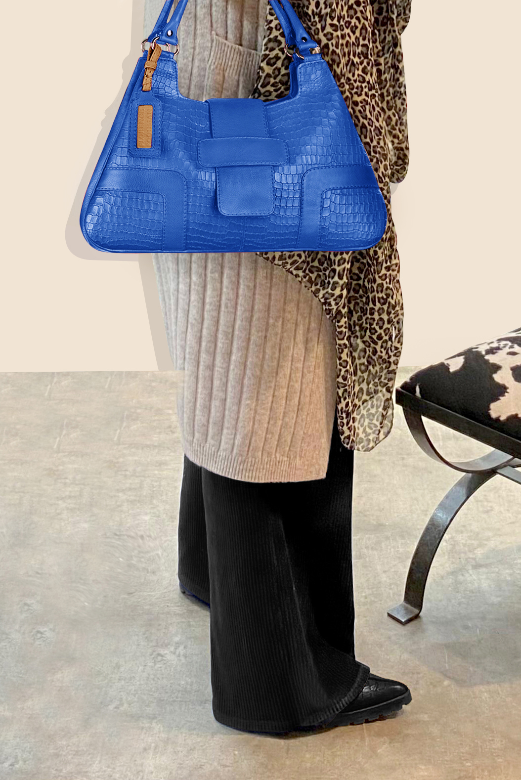 Grand sac porté à l'épaule habillé femme en cuir bleu électrique - Vue porté