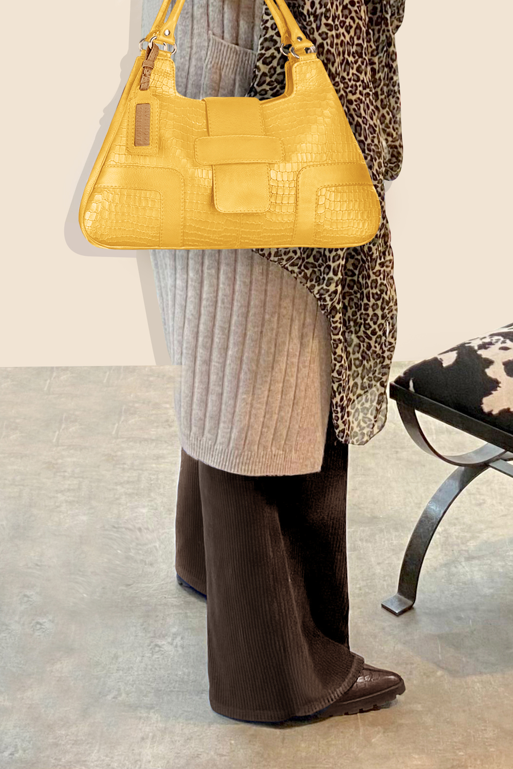 Grand sac porté à l'épaule habillé femme en cuir jaune ocre - Vue porté