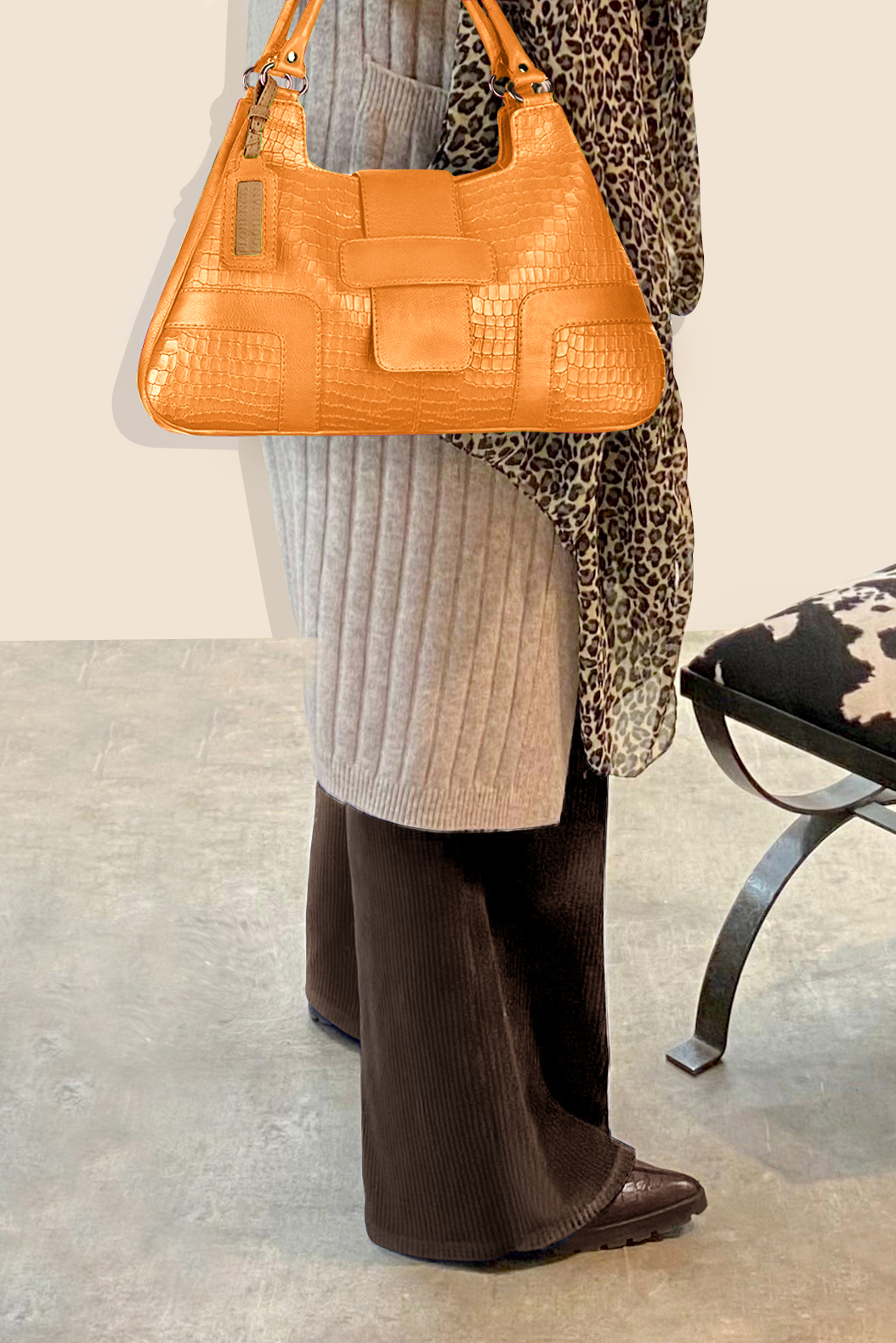 Grand sac porté à l'épaule habillé femme en cuir orange abricot - Vue porté