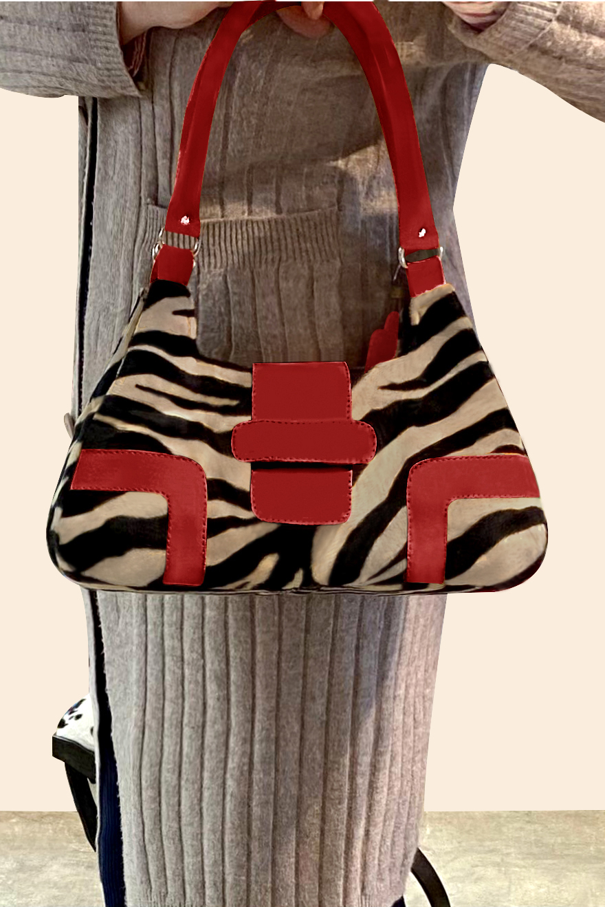 Sac porté à l'épaule habillé femme en léopard et rouge carmin - Vue porté