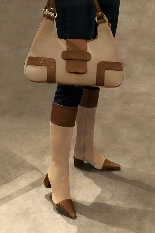 Sac porté à l'épaule habillé femme en cuir beige sahara et marron caramel - Vue porté