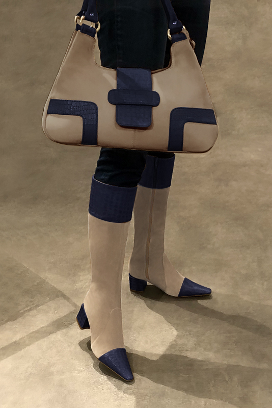 Sac porté à l'épaule habillé femme en cuir beige sahara et bleu marine - Vue porté