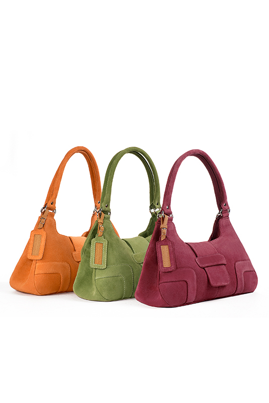 Sac porté à l'épaule habillé femme en cuir rouge framboise - Vue porté