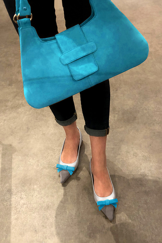Sac porté à l'épaule habillé femme en cuir bleu turquoise - Vue porté