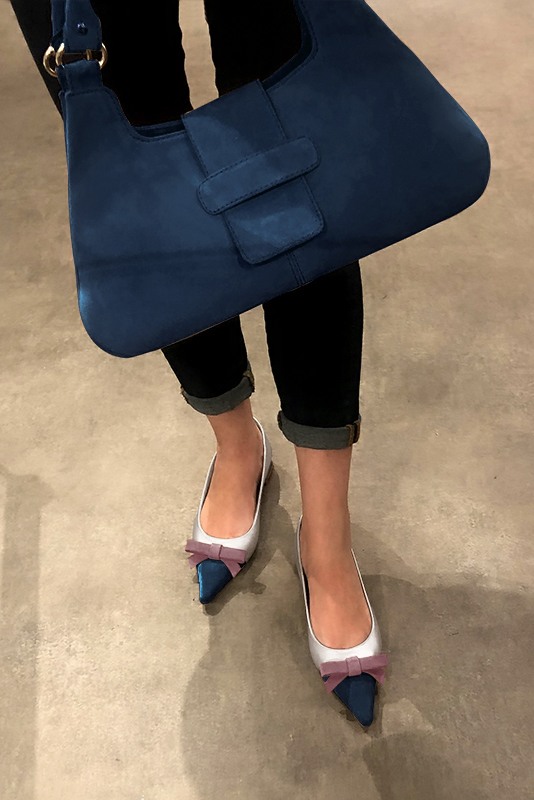 Sac porté à l'épaule habillé femme en cuir bleu marine - Vue porté
