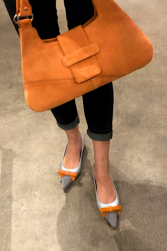 Sac porté à l'épaule habillé femme en cuir orange abricot - Vue porté