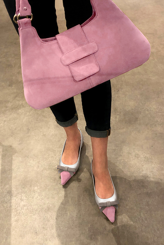 Sac porté à l'épaule habillé femme en cuir rose camélia - Vue porté