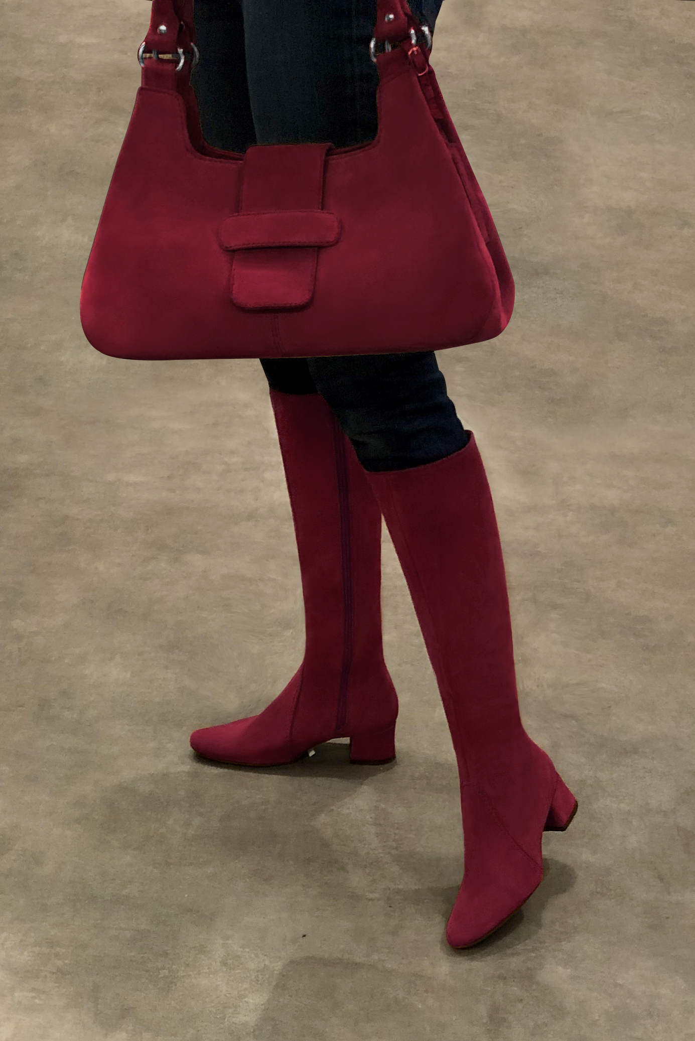 Sac porté à l'épaule habillé femme en cuir rouge bordeaux - Vue porté