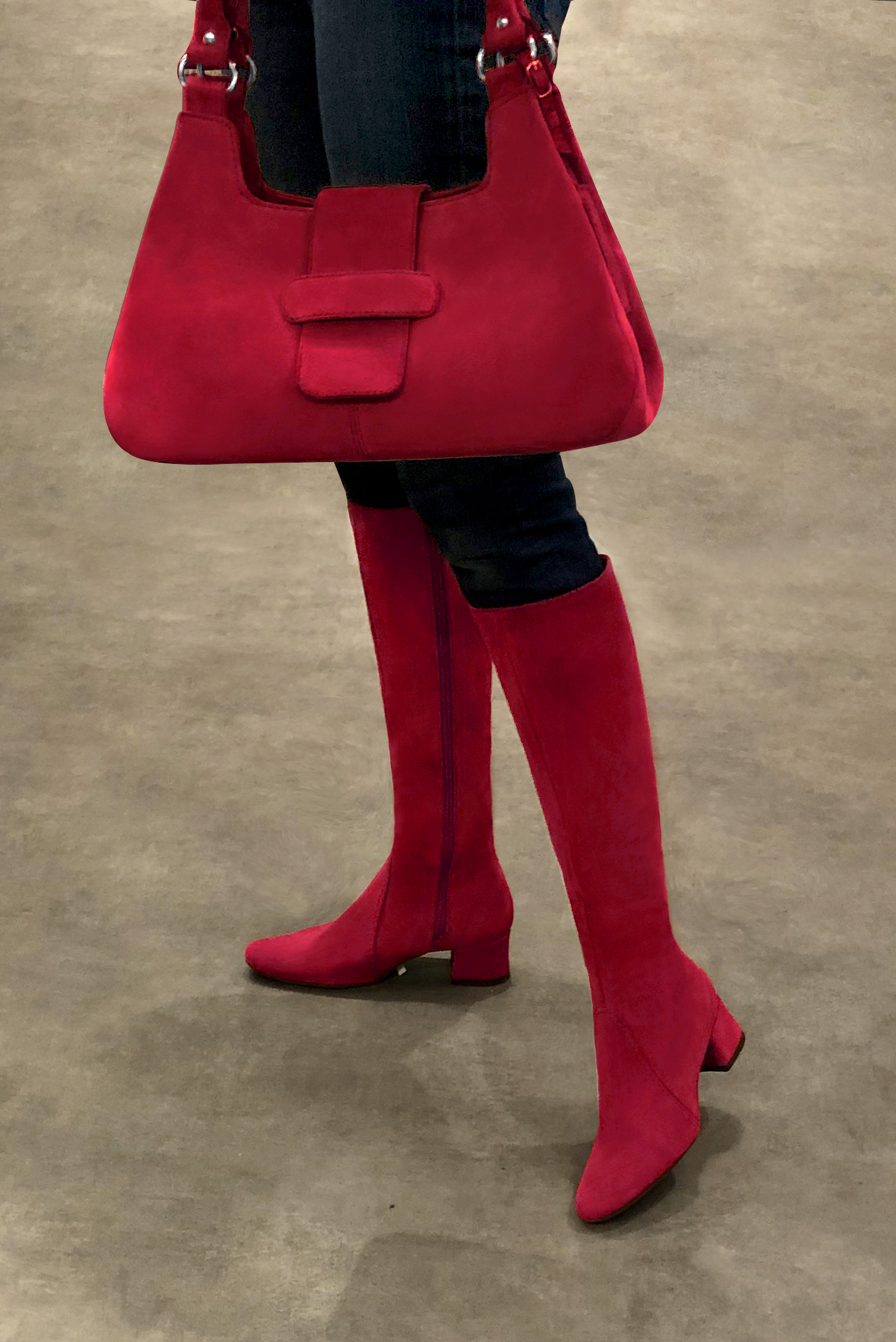 Sac porté à l'épaule habillé femme en cuir rouge carmin - Vue porté