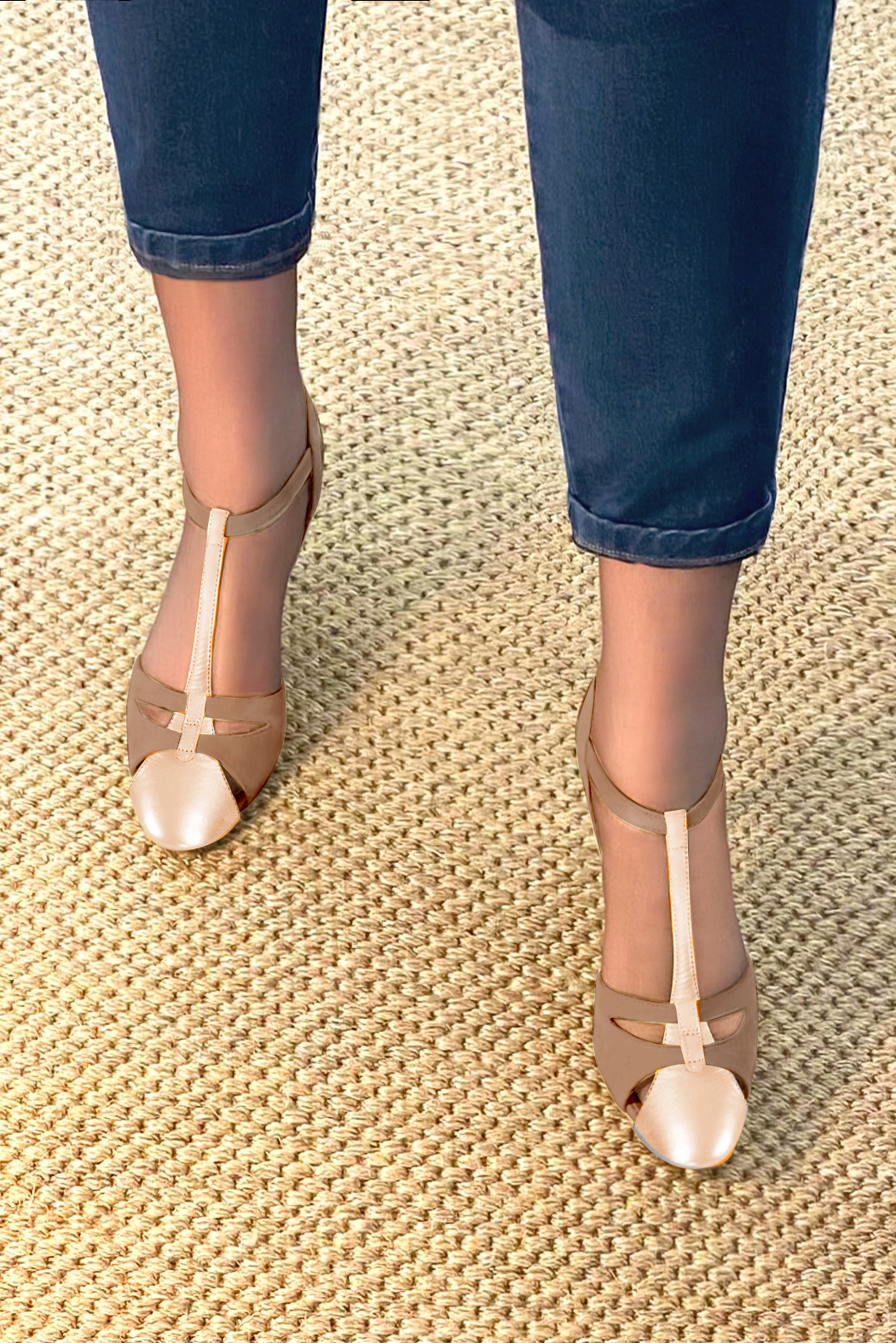 Chaussure femme à brides : Salomé ouverte à l'arrière couleur or doré et beige biscuit. Bout rond. Talon haut trotteur. Vue porté - Florence KOOIJMAN