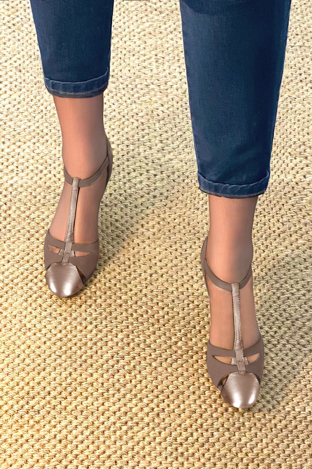 Chaussures salomé femme ouvertes à l'arrière vieil or et beige mastic. Bout rond. Talon fin de 5.5 cm - Vue porté