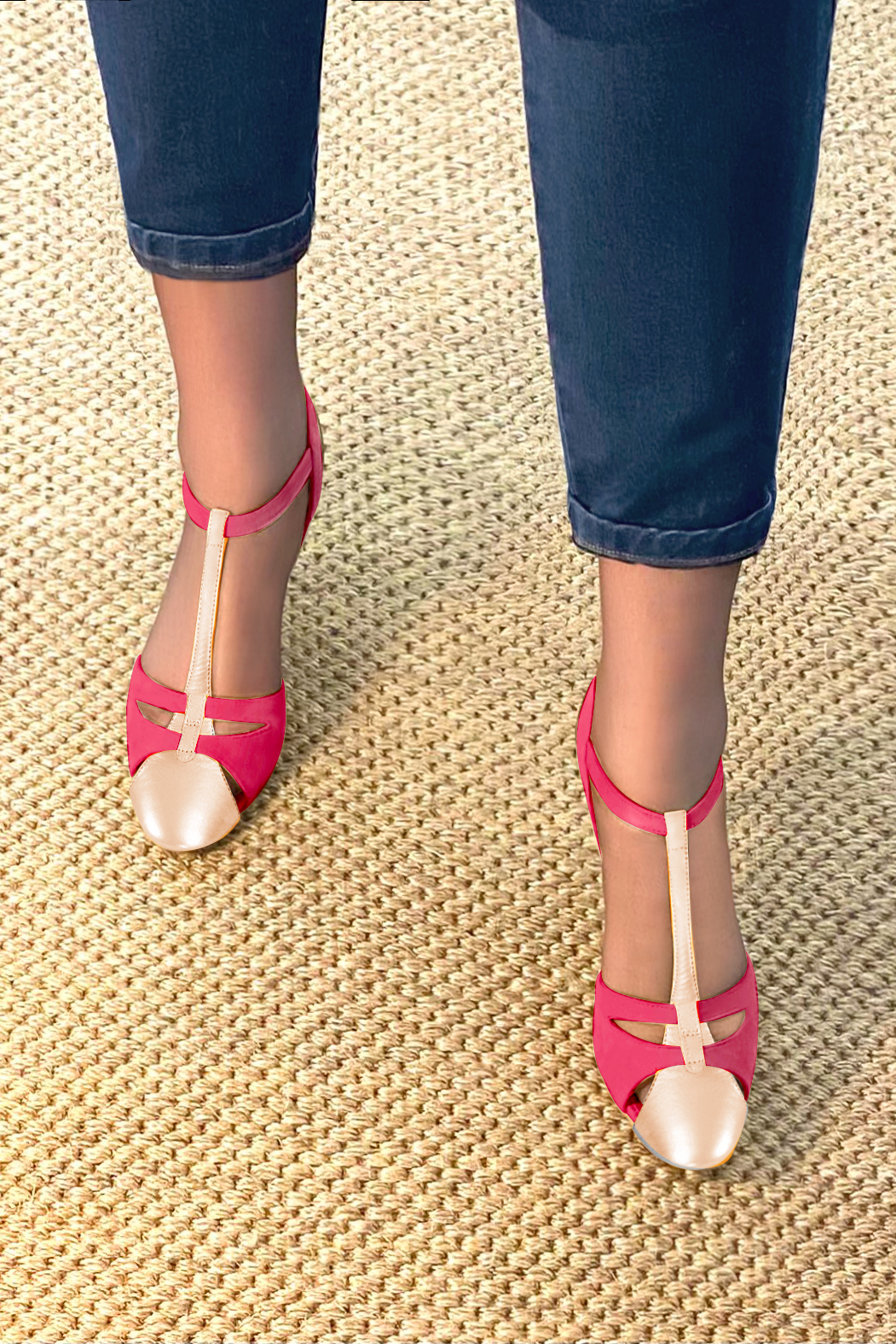 Chaussure femme à brides : Salomé ouverte à l'arrière couleur or doré et rose fuchsia. Bout rond. Talon haut trotteur. Vue porté - Florence KOOIJMAN