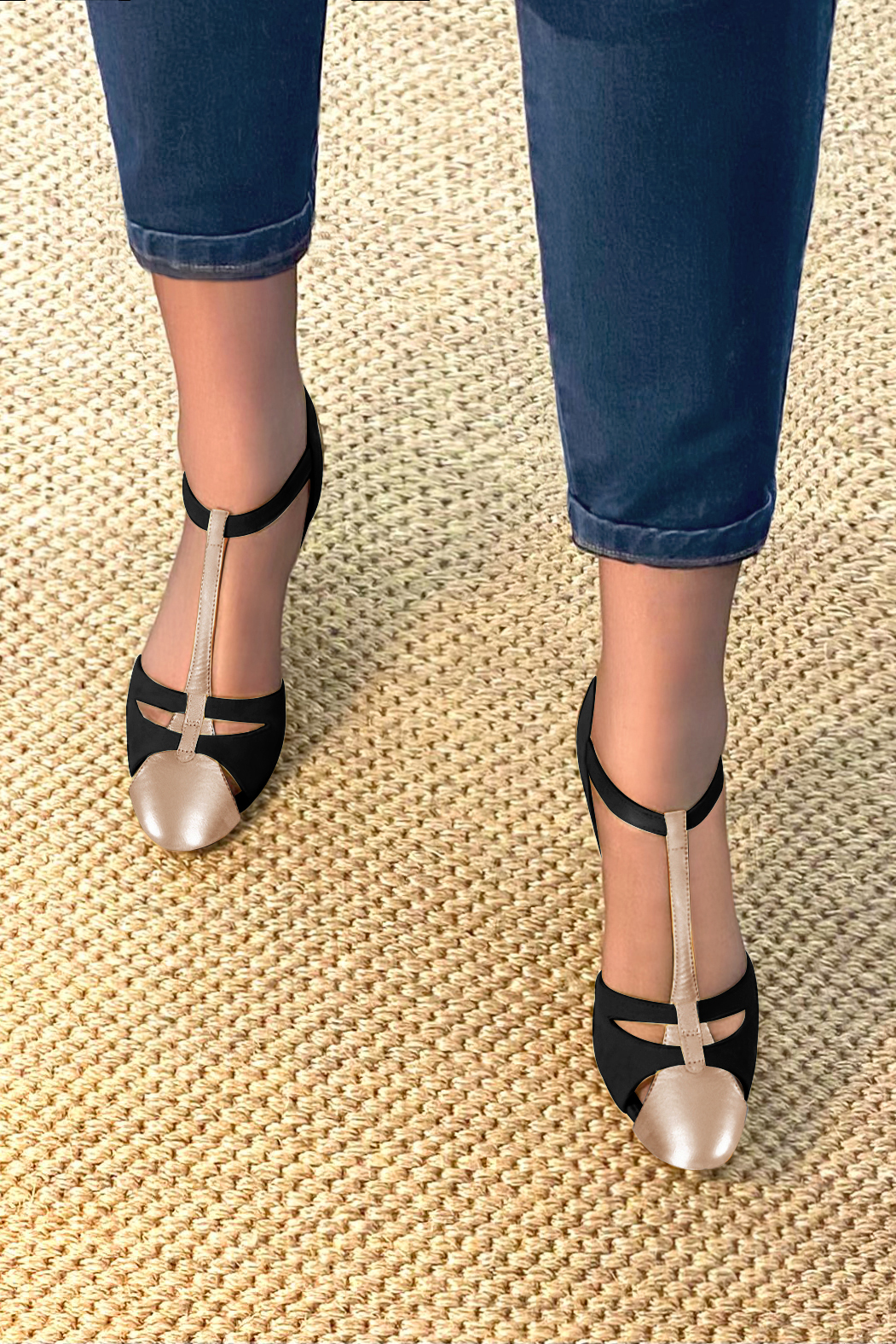 Chaussure femme à brides : Salomé ouverte à l'arrière couleur beige sahara et noir mat. Bout rond. Talon mi-haut bobine. Vue porté - Florence KOOIJMAN