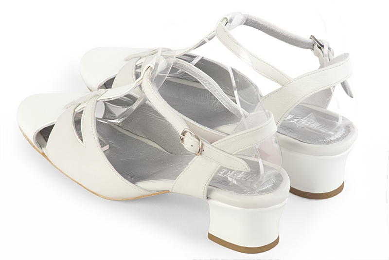 Chaussure femme à brides : Salomé ouverte à l'arrière couleur blanc cassé. Bout rond. Petit talon trotteur. Vue arrière - Florence KOOIJMAN