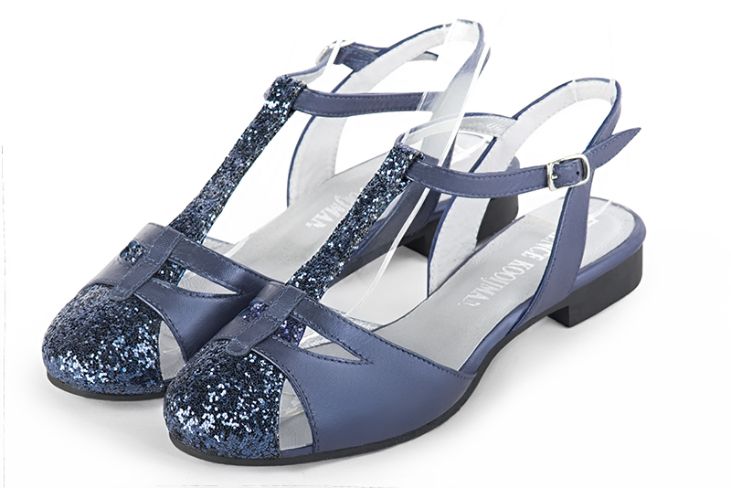 Chaussure femme à brides : Salomé ouverte à l'arrière couleur bleu indigo. Bout rond. Semelle cuir talon plat Vue avant - Florence KOOIJMAN